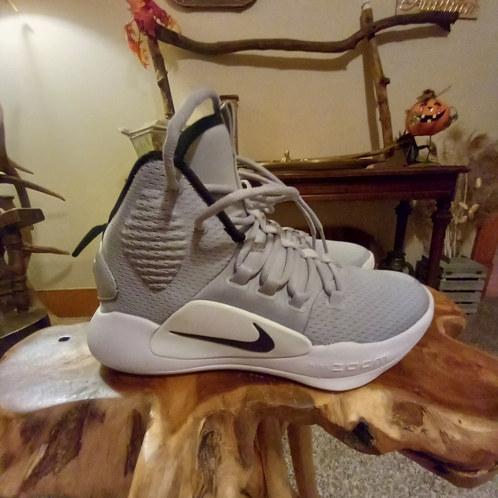 Boys youth size 5 Nike Zoom Hyperdunk slate gray basketball shoes